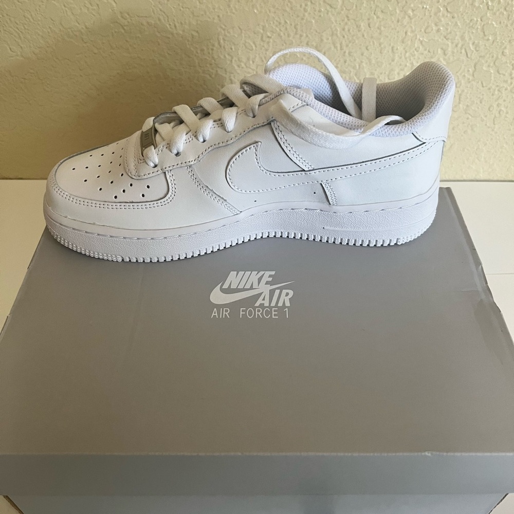 Nike AF1 White Low-Top Leather Sneakers - Picture 5 of 5